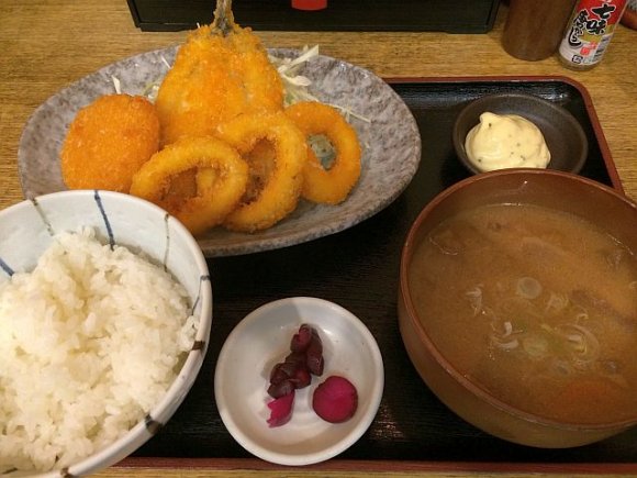 サンマの季節到来！新宿で高コスパに昼も夜も魚三昧の定食を
