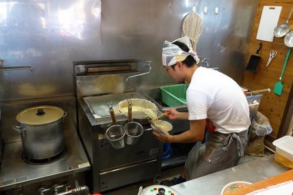 噛み応えがある極太剛麺が旨い！１杯２００円のうどんを高級丼で味わう店