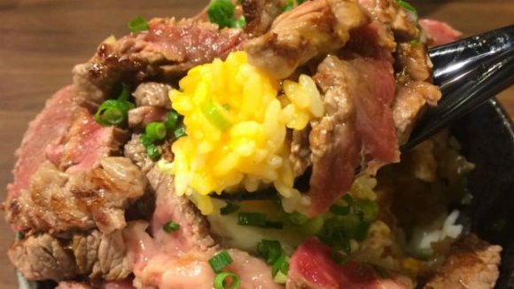 黒チャーハンや親子丼サンドも！食欲を刺激する愛しの炭水化物グルメ５選