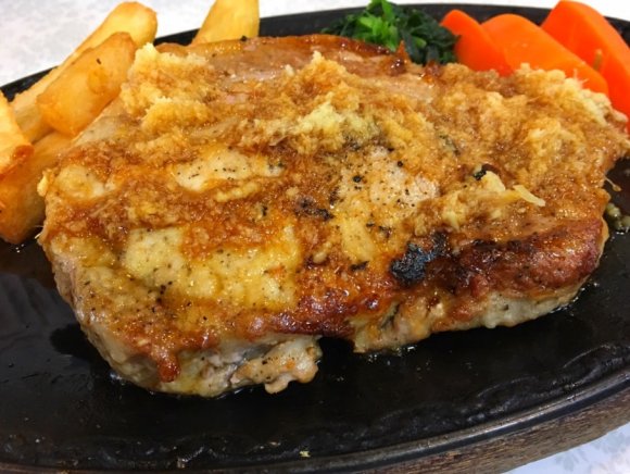 【グリルスズコウ】ステーキのような極厚「特大生姜焼」は食べるべき一品