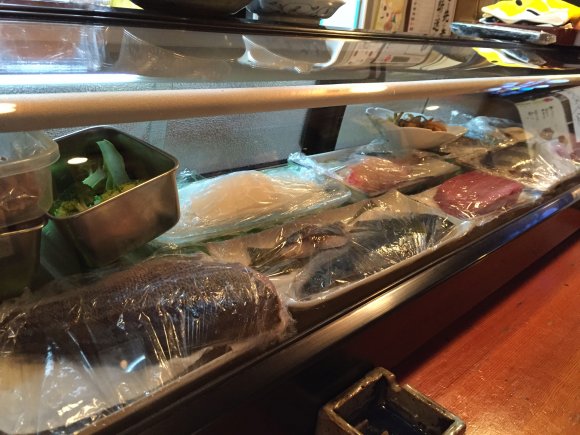 カウンターに並ぶお惣菜と鮮度抜群の魚介が楽しめる老舗居酒屋