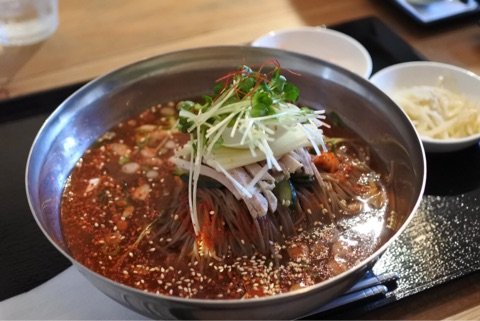 青唐辛子入りで、ひんやり辛～い！韓国冷麺とビビン麺ランチが旨い店