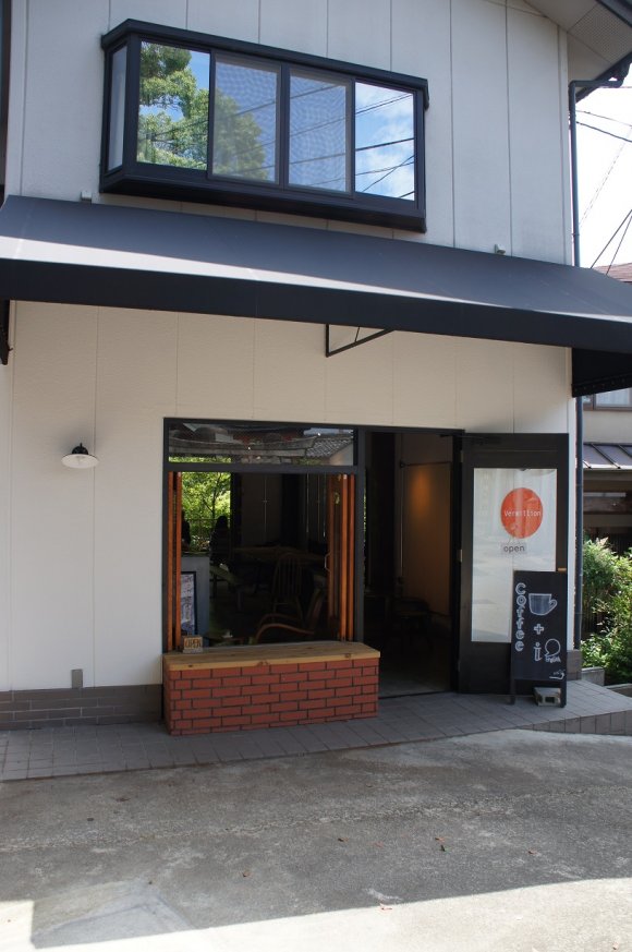 京都観光のメッカ・伏見稲荷大社近くにテラスが素敵なカフェがオープン！