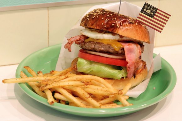 肉の美味しさを120%楽しめる！大人気ハンバーガーショップの3号店