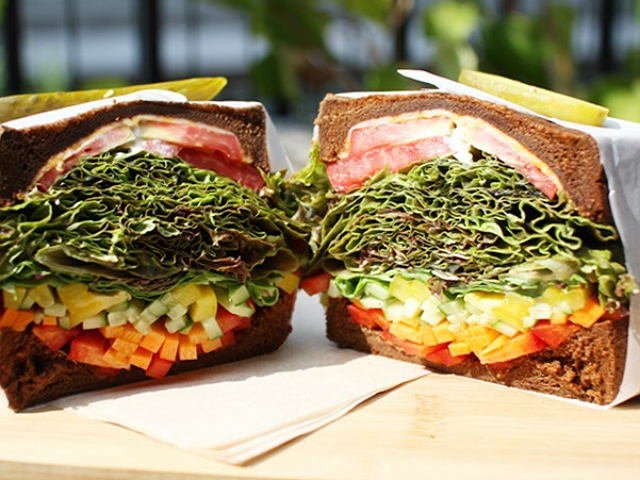 代官山のオシャレカフェで野菜たっぷりの最強サンドイッチを メシコレ