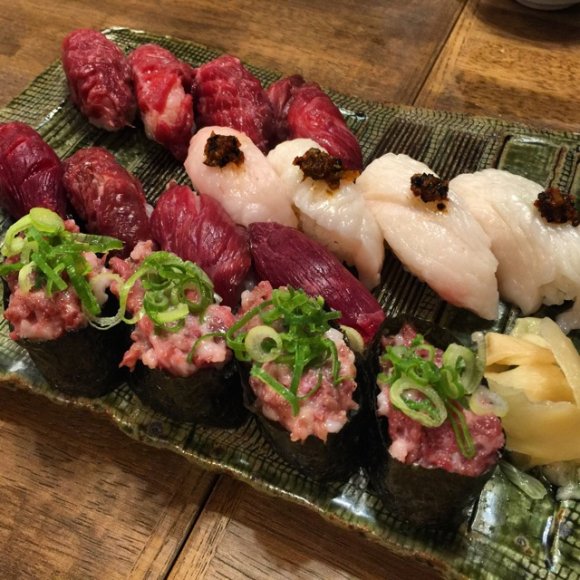 今年の忘年会は「肉寿司」で！名物のSUKIYAKIで盛り上がる宴を