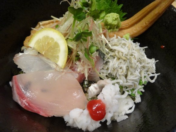 限定10食の海鮮丼も旨い！地元で有名な和食店が手がける居酒屋ランチ