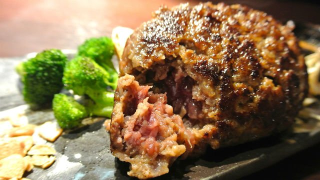 肉汁滴るステーキにハンバーグ！鉄板焼黒毛和牛ランチ＠六本木