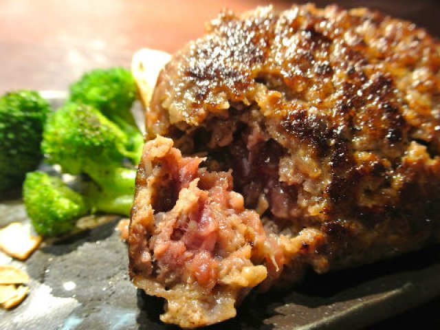 肉汁滴るステーキにハンバーグ！鉄板焼黒毛和牛ランチ＠六本木