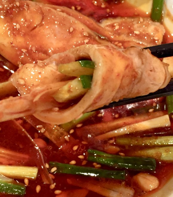 唐辛子と花椒がた～っぷり！箸が止まらない旨辛味の「天府ホルモン麺」