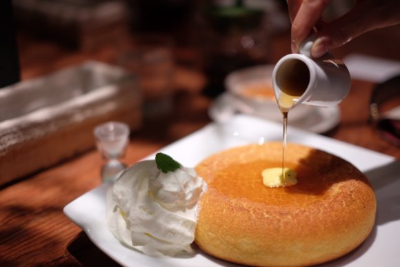 石釜焼きホットケーキは極上の美味しさ！神保町の行列ができる人気カフェ