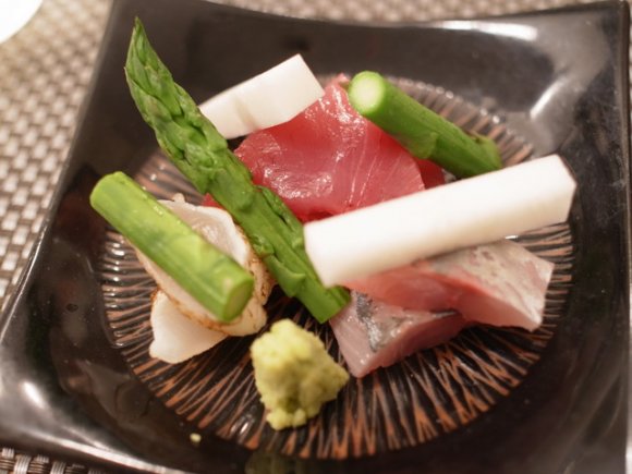 この値段は驚き。20種以上の日本酒と魚に拘るカウンター割烹