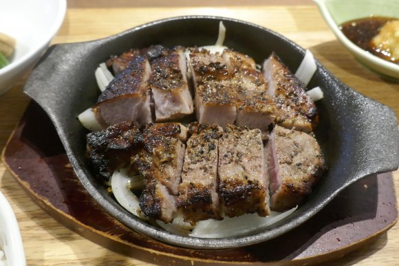 分厚くてウマい「厚切りトンテキ」！神田駅近くで味わうパワフル肉ランチ