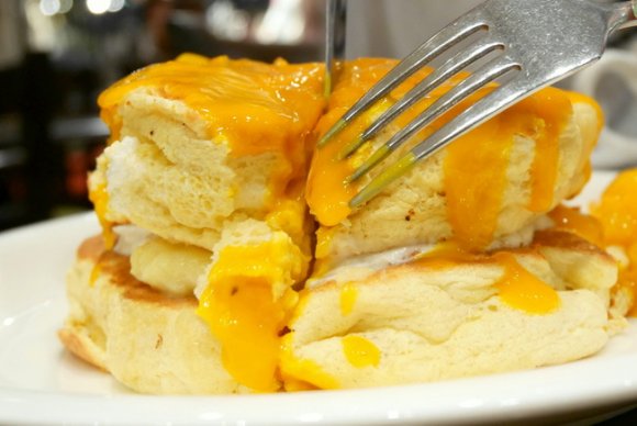極厚ふわっふわのボリューム満点！夏限定のマンゴーパンケーキ