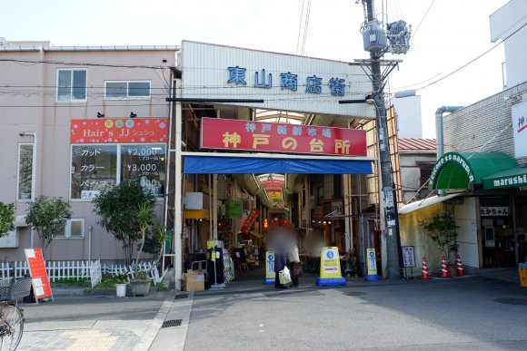 家族連れや女性がほとんど！神戸で愛され続ける「立ち食い串カツ専門店」