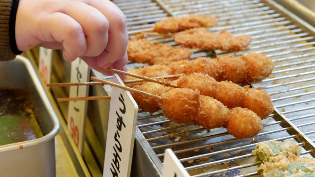 家族連れや女性がほとんど！神戸で愛され続ける「立ち食い串カツ専門店」