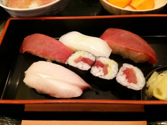 寿司も丼も1100円食べ放題！！三崎市場直送まぐろで満腹に