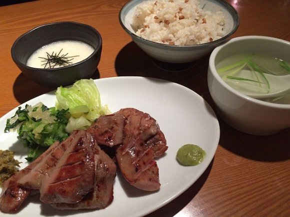 ランチは500円お得！肉厚ジューシーな専門店の牛たん＠新宿