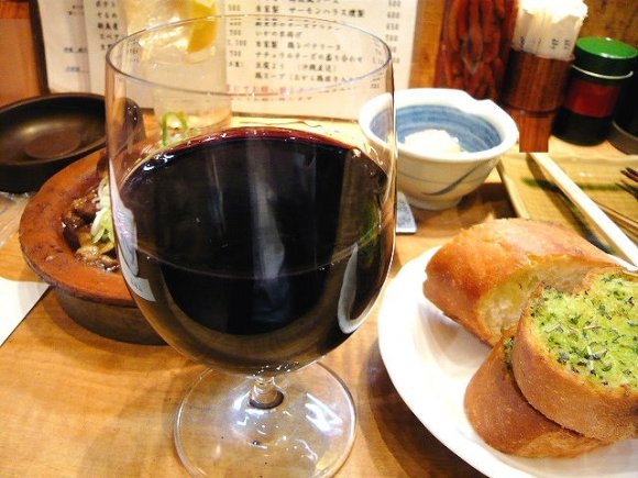 酒場好きなら一度は行きたい！東京三大煮込みで有名な『山利喜 本館』