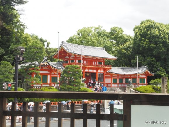 行列必至の人気店！京都・八坂神社が見渡せるお店の「美しすぎるパフェ」