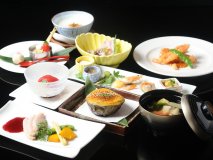 京都の夏の風物詩「納涼床」を体験！ハモと京野菜を堪能できる贅沢コース