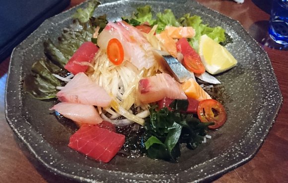 名物「河豚ざく」に太刀魚の刺身！地元で採れた新鮮魚介と日本酒を楽しむ