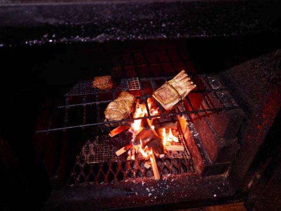 味だけでなく香りも楽しめる！薪窯でじっくり焼いた赤身肉が最高に美味い