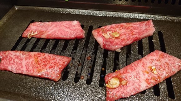 少人数でも！肉山プロデュース「リトル肉と日本酒」で絶品肉と日本酒三昧