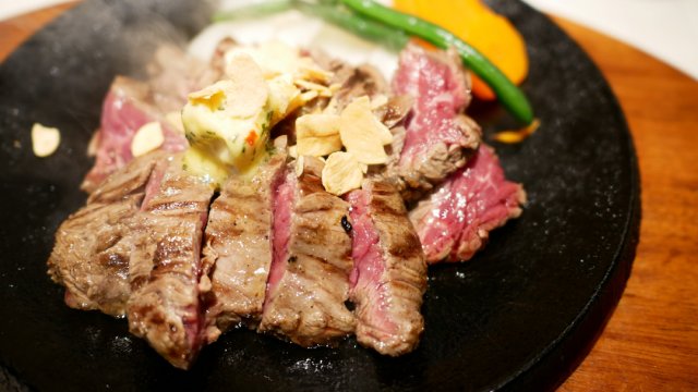 お得にガッツリ肉を食べよう！福岡で話題の立ち食いステーキが旨い店3軒