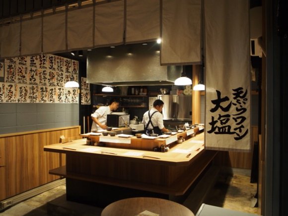 天ぷらをアテに昼から飲む！いくらカナッペは絶対に注文したい立ち飲み屋