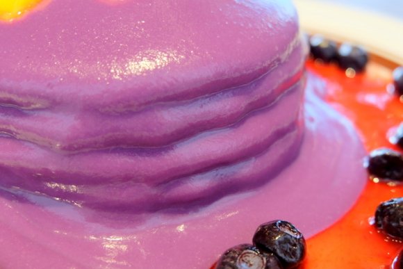 紫のソースはいったい何の味！？二度見必至のハロウィン限定パンケーキ