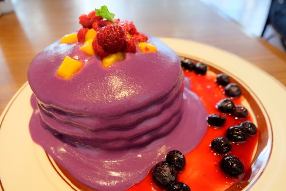 紫のソースはいったい何の味！？二度見必至のハロウィン限定パンケーキ
