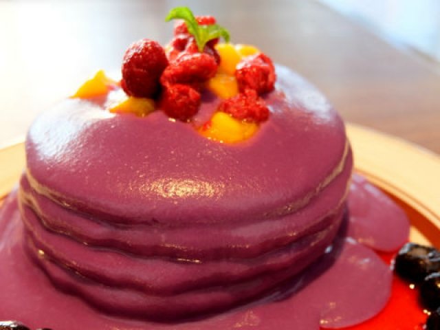紫のソースはいったい何の味 二度見必至のハロウィン限定パンケーキ メシコレ