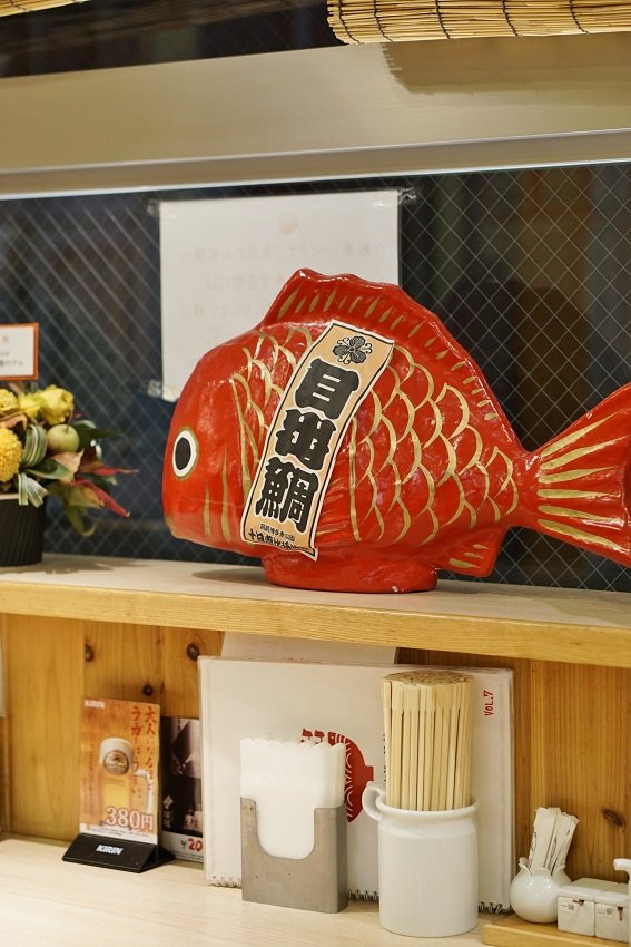 好みの魚介をトッピング！種類も豊富で行列必至の海鮮丼専門店
