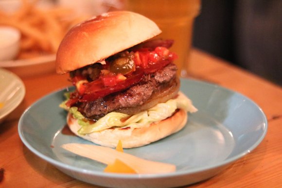 塊肉ゴロゴロ！ハンバーガーが肉々しく進化した名古屋のクラフトビアパブ