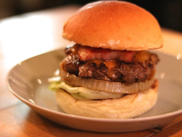 塊肉ゴロゴロ！ハンバーガーが肉々しく進化した名古屋のクラフトビアパブ