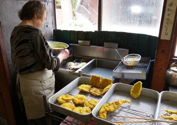 名物「幸せの黄色い天ぷら」が旨い！明治中期創業のレトロなうどん屋さん