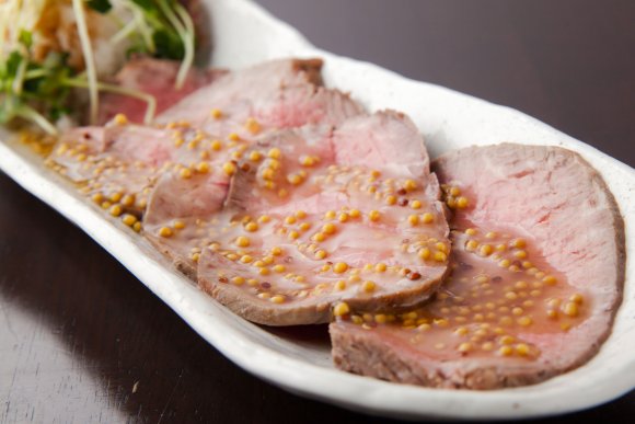 塊肉も肉寿司もデザートも！新宿で50種の食べ放題が驚愕の3200円