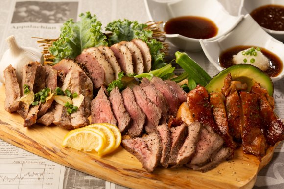 ダチョウ肉に牛肉…5種のお肉がてんこ盛り！お得すぎるジビエ肉食べ放題