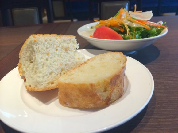 【新宿】ランチはパン食べ放題！お肉とセットで1000円の超満腹ランチ