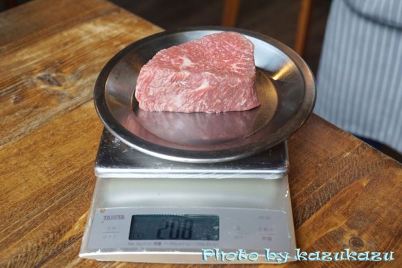 1グラムから注文OK！肉ソムリエ厳選の黒毛和牛肉を量り売りする肉バル