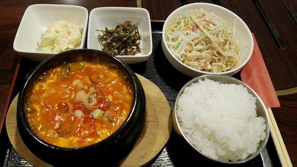 純豆腐チゲにカンジャンケジャン、ビビンバも！旨い韓国料理が味わえる店