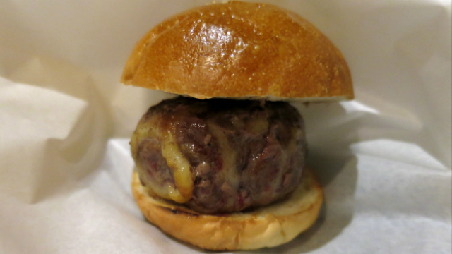 池袋：ステーキ・串焼の銘店で食す、贅沢な炭火焼ハンバーガー