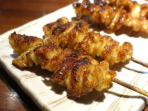 売り切れ必至な名物の皮は30円！安いだけでなく何を食べても旨い焼鳥屋
