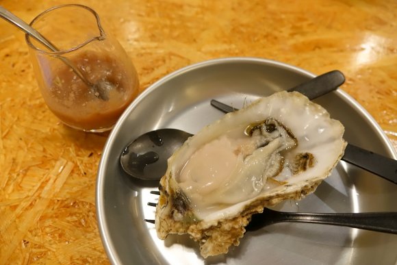 ハッピーアワーがお得！産地ごとの生牡蠣食べ比べが魅力の牡蠣バル
