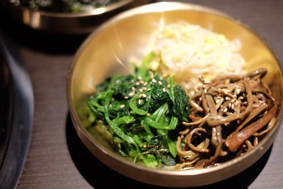本場オモニの家庭的韓国料理に舌鼓！サムギョプサル食べ比べは必食の店