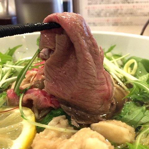 美味しくないわけがない！極上の松坂牛に熱々のスープを注ぐ「松阪牛麺」
