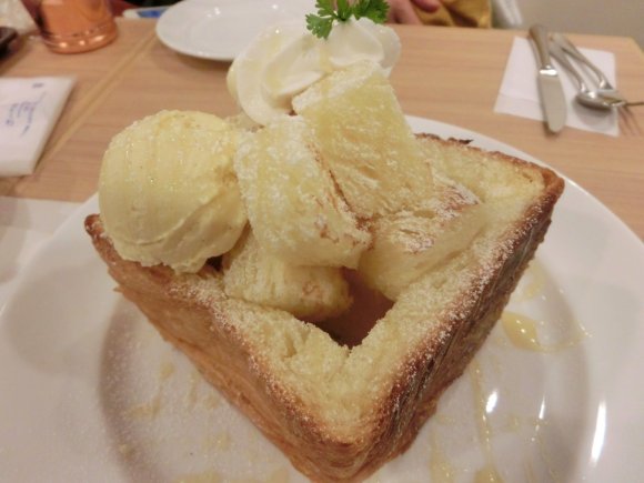 バターの香りに悶絶！人気デニッシュ使用の極厚ハニートースト