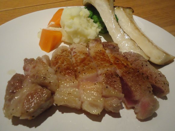 浅草橋の豚肉ワールド、肉厚ジューシーなトンテキ「グラシア」