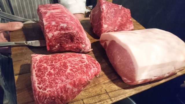 塊肉のステーキで盛り上がる！グラム単位でオーダー可能な肉バル＠新橋